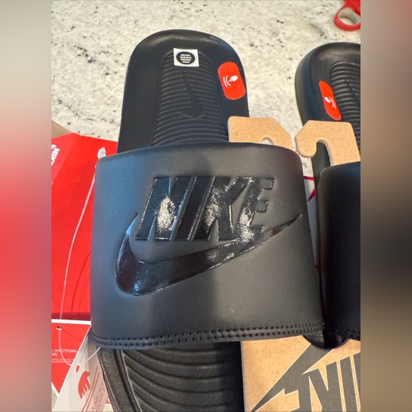 Nike Victori One Slide in Black size 9 M NIB